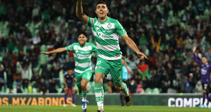Santos continúa en la pelea por el título