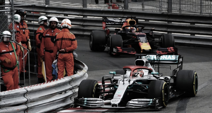 Hamilton compensou um erro da Mercedes e venceu com categoria o GP de Mônaco. (Reprodução formula1.com)