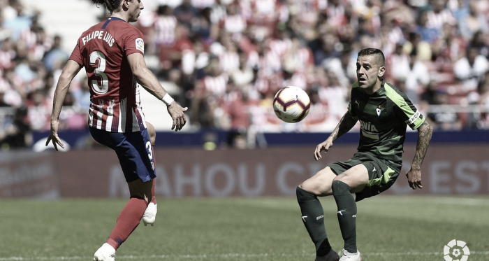 Rubén Peña y Filipe Luis en la disputa del balón // Foto La Liga Santander 