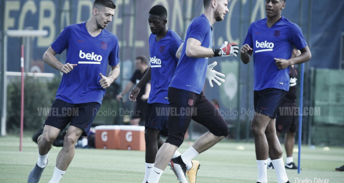 Cuatro jugadores del Fútbol Club Barcelona ejercitándose en la Ciutat Esportiva Joan Gamper durante la primera sesión de entrenamiento de la pretemporada | Foto de Noelia Déniz, VAVEL