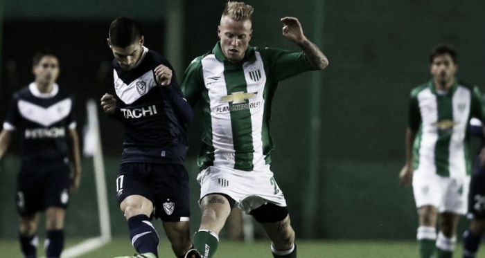 Lautarro Gianetti (Vélez) y Thomas Rodríguez (Banfield) se disputan la pelota | Foto: Infobae