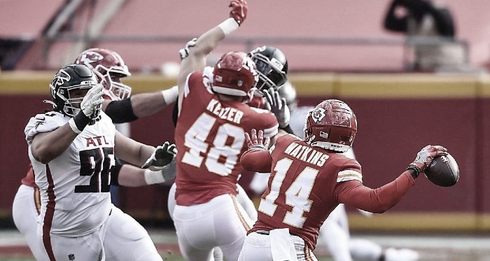 Los Chiefs sufren, pero vencen a
los Falcons y aseguran la cima de la AFC