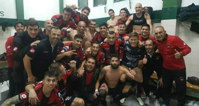 El plantel festejó en el vestuario. Foto: C.A.P.