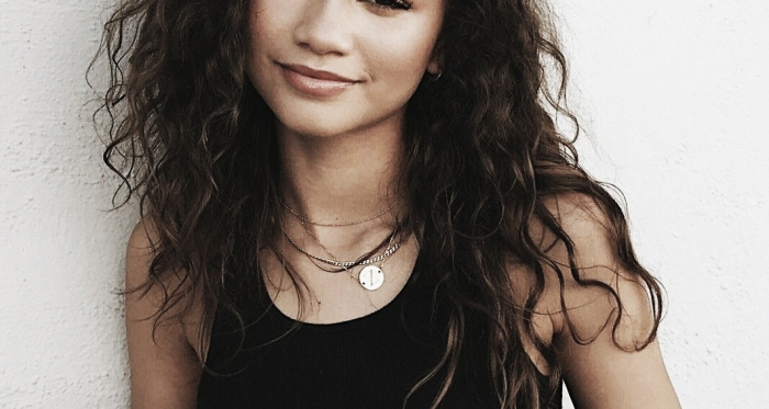 Zendaya posa ante una cámara / Foto: Pinterest