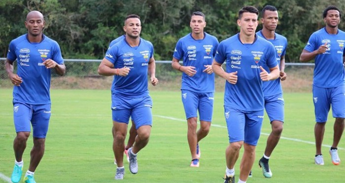 Algunos jugadores tricolores entrenando bajo el mando de Gustavo Quinteros. Foto via: Federación Ecuatoriana de Fútbol.
