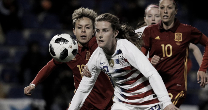 Amanda Sampedro y Jennifer Hermoso luchan por un balón ante la jugadora americana I Foto: EFE
