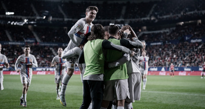 Barcelona sai atrás contra Osasuna, mas vira na etapa final e continua líder de LaLiga