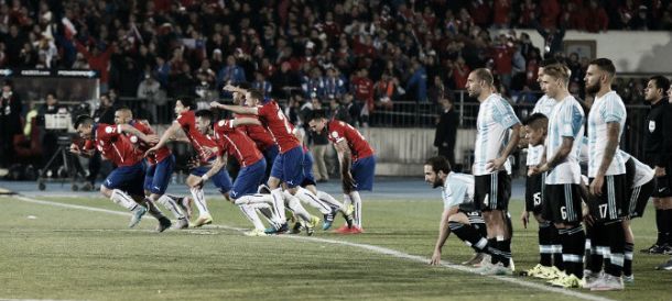 El penal de Alexis ya entró. Chile comienza la carrera al festejo, mientras los jugadores argentinos sufren. (Foto: El Gráfico)