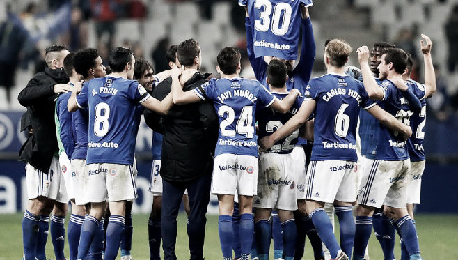 Los jugadores del Real Oviedo muestran a la afición la camiseta del canterano Edu Cortina. | Imagen: Real Oviedo.