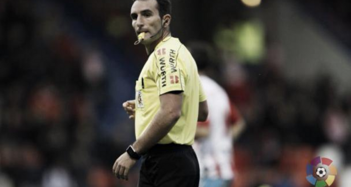 Arcediano Monescillo dirigiendo un partido en el Anxo Carro, de Lugo. | Imagen: LaLiga