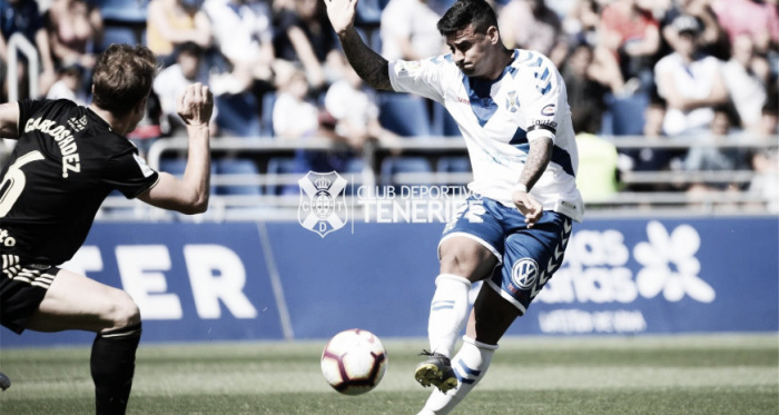 Carlos Hernández trata de tapar un disparo de Nano Mesa. | Imagen: CD Tenerife.
