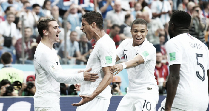 Varane celebra con un grito junto a Griezmann su gol I Foto: FIFA