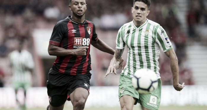 Lys Mousset y Marc Bartra corren a por un balón en el Bournemouth - Betis disputado la pasada semana en el Vitality Stadium (0-2) | Foto: AFC Bournemouth.