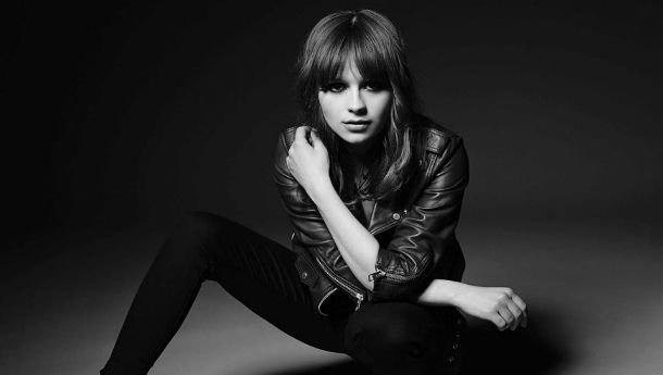 Gabrielle Aplin regresa con fuerza en &#039;Light Up the Dark&#039;