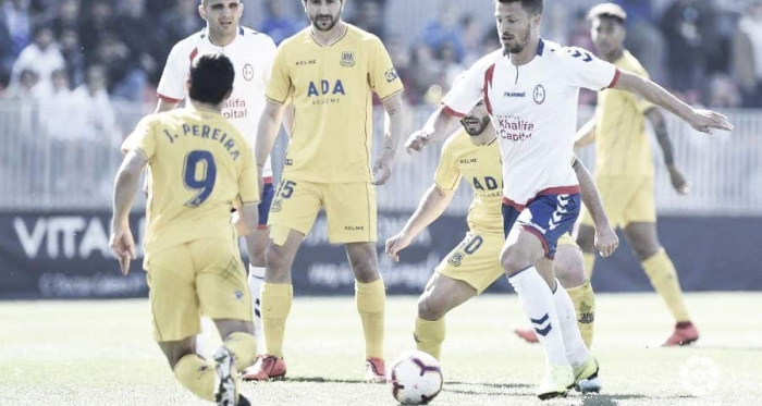 Ernesto ante un rival del Alcorcón. Fotografía: La Liga