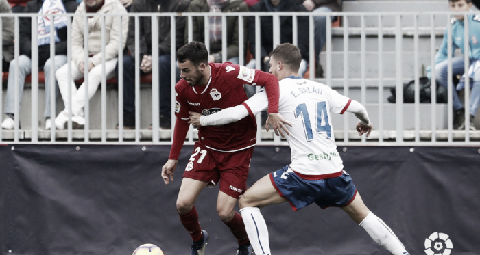Galán ante un rival del Deportivo. Fotografía: La Liga