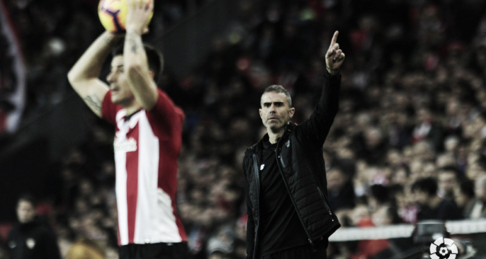 Garitano da órdenes durante el partido | Fotografía: LaLiga