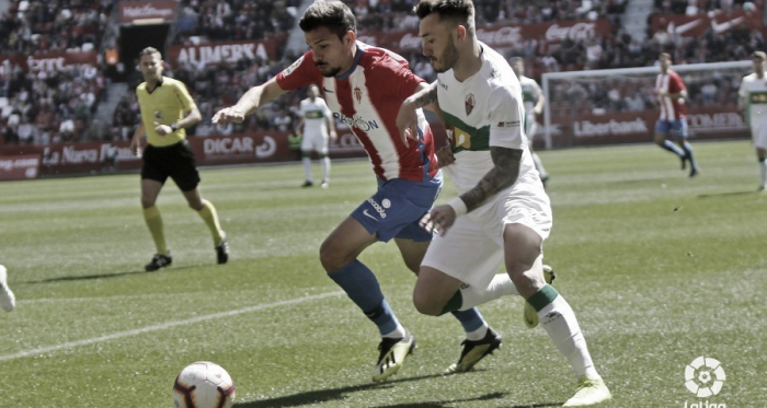 André Geraldes pugnando por un balón ante el Elche. Fuente: LaLiga
