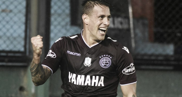 German Denis le dio el triunfo a Lanús con dos golazos