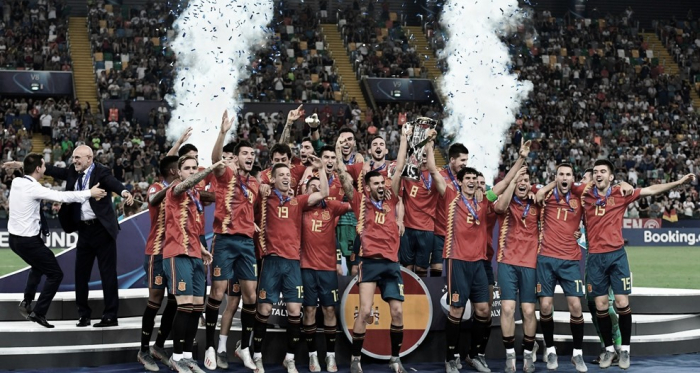 La selección sub-21 celebrando con la Copa / FOTO: UEFA
