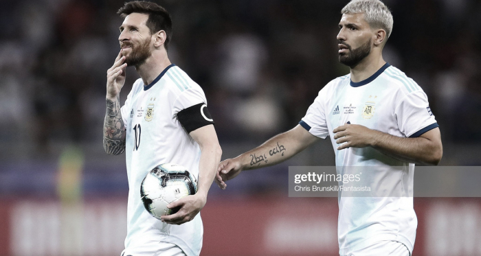 AMIGOS DENTRO Y FUERA DE LA CANCHA. Así se lo describen a Messi y Agüero son íntimos amigos. Foto: Getty images 