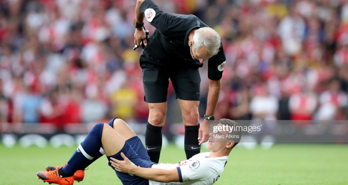 <div>LONDON, ENGLAND - SEPTEMBER 01: Referee Martin Atkinson with Giovani Lo Celso of Tottenham Hotspur during the Premier League match between Arsenal FC and Tottenham Hotspur at Emirates Stadium on September 1, 2019 in London, United Kingdom. (Photo by Marc Atkins/Getty Images)</div>