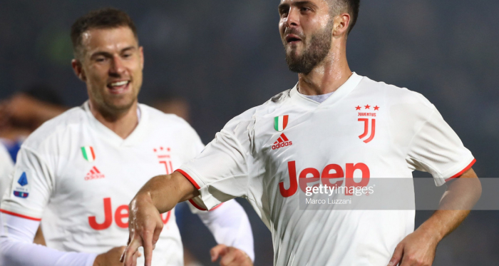 Juventus' Aaron Ramsey celebrates with Miralem Pjanic after Pjanic scored the go ahead and eventual winning goal against Brescia (Getty Images/Marco Luzzani)