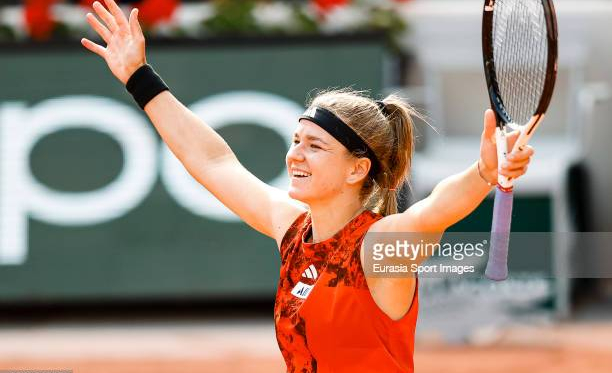 2023 Roland Garros: Karolina Muchova rallies to defeat Aryna Sabalenka in epic semifinal