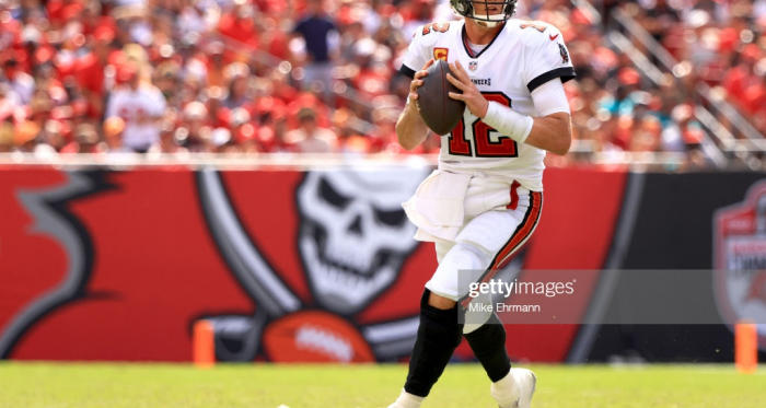 Brady throws for five touchdowns as Buccaneers rout Dolphins