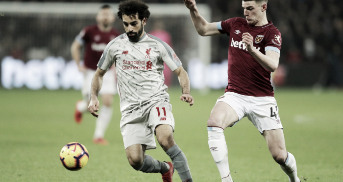 Mohamed Salah y Declan Rice disputan el esférico Fuente: West Ham