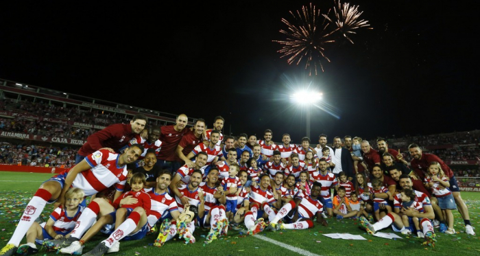 Imagen grupal de equipo tras finalizar el último partido frente al Alcorcón | Foto: Pepe Villoslada - Granada CF