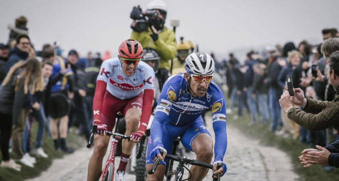 Philippe Gilbert lidera la carrera junto al alemán Nils Pollit. Fuente: ASO/Pauline Ballet