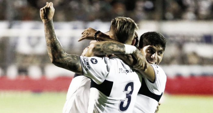 Santiago Silva rodeado por sus compañeros. Foto: Diario Panorama.
