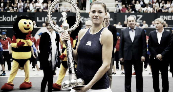 Camila Giorgi proudly poses alongside her title in Linz | Photo: GEPA Pictures