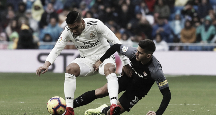 Casemiro y André Silva en la disputa de un balón | Foto: Sevilla FC