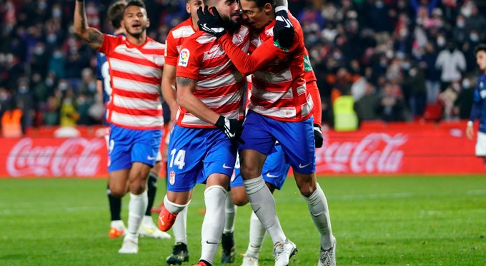 El Granada CF vence con arrojo al Alavés en un duelo clave