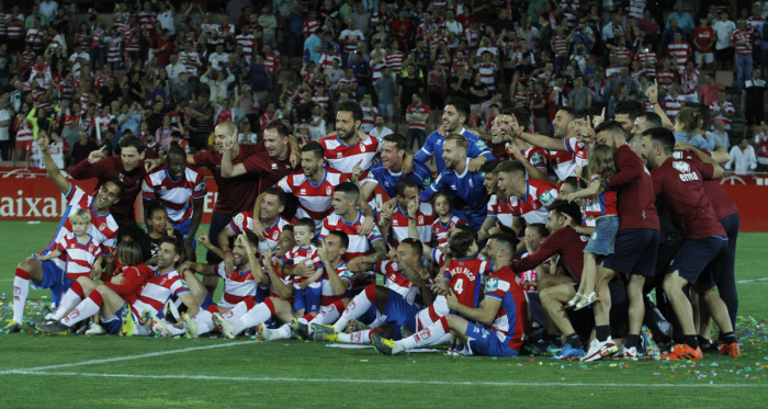 Jugadores y cuerpo técnico del Granada CF celebran el ascenso tras el último partido | Foto: Antonio L. Juárez
