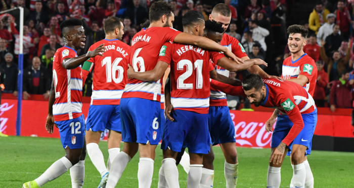 Los jugadores del Granada CF celebran el gol de Vadillo ante la Real Sociedad. / FOTO: Jesús Jiménez/ Photographers