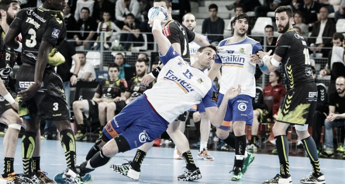 Acción del último enfrentamiento entre ambos equipos en 2016 | Foto: Laurent Théophile (lehandball.com)