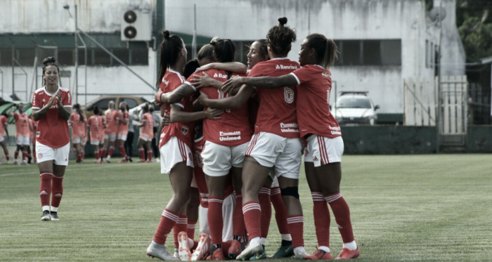 Internacional triunfa sobre Grêmio em primeiro clássico no Brasileirão feminino