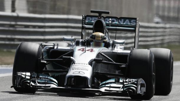 Lewis Hamilton se sobrepone a los problemas