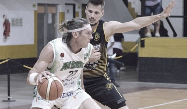 Walter Herrmann se postea ante Miguel Gerlero. Foto: Liga Contenidos