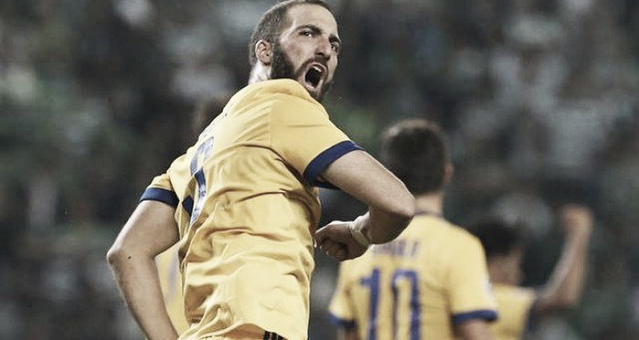 El Pipa, con su clásica definición, le dio el empate a la Juventus frente al Sporting de Lisboa. Foto: La Nación