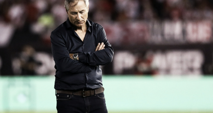 Holan con la mirada caída tras las derrota 3 a 0. FOTO: TyC Sports