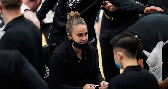 Becky Hammon hace historia, primera
mujer en dirigir un equipo de la NBA