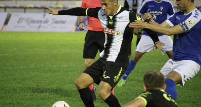 Hugo Rodríguez con el balón. Foto: FC Cartagena
