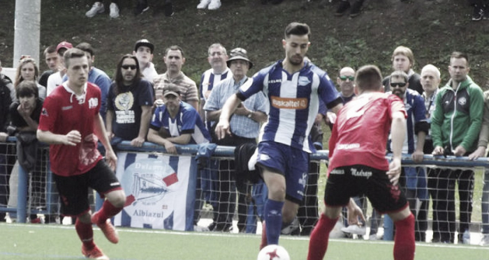 Dani Iglesias intenta regatear a un jugador del Laredo. / Foto: Glorioso 117