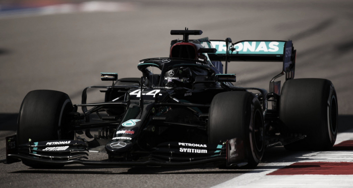 Lewis Hamilton crava pole na Rússia e segue firme para bater recorde de Michael Schumacher