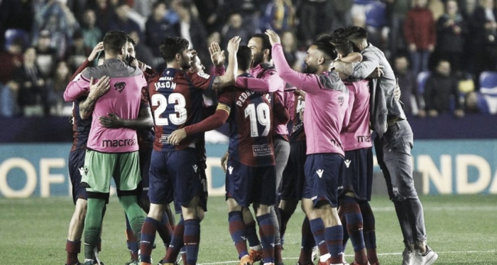 La plantilla del Levante celebra // FUENTE: La Liga
