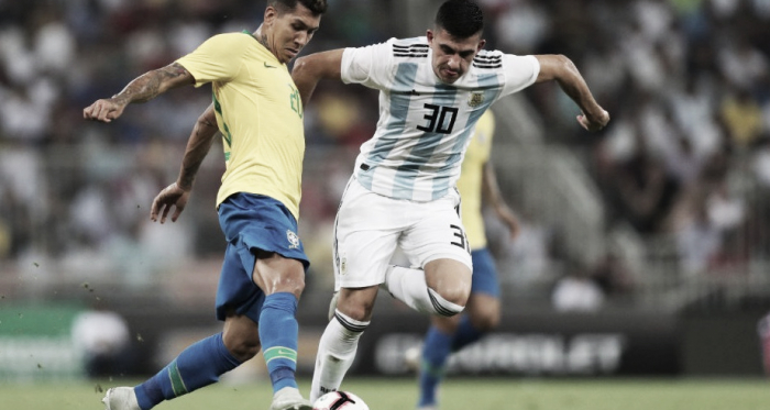 Battaglia (30) pelea la posesión de la pelota, el volante mixto disputó un partido regular. 